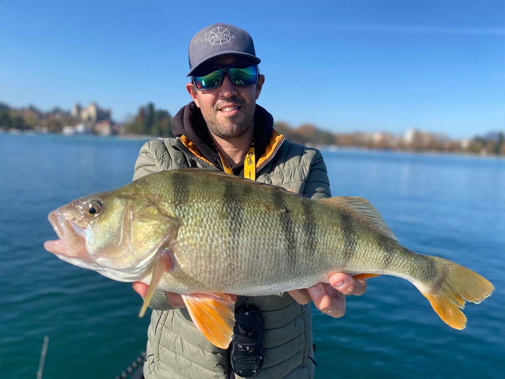 Pêcheur et ses prises au bord du lac.
