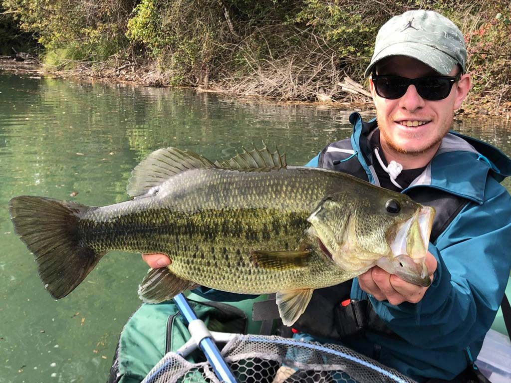 Pêcheur présentant un black-bass.